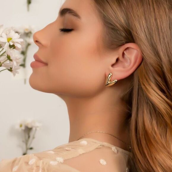 Elegant Gold Heart Earrings A935 - Picture 3 of 4